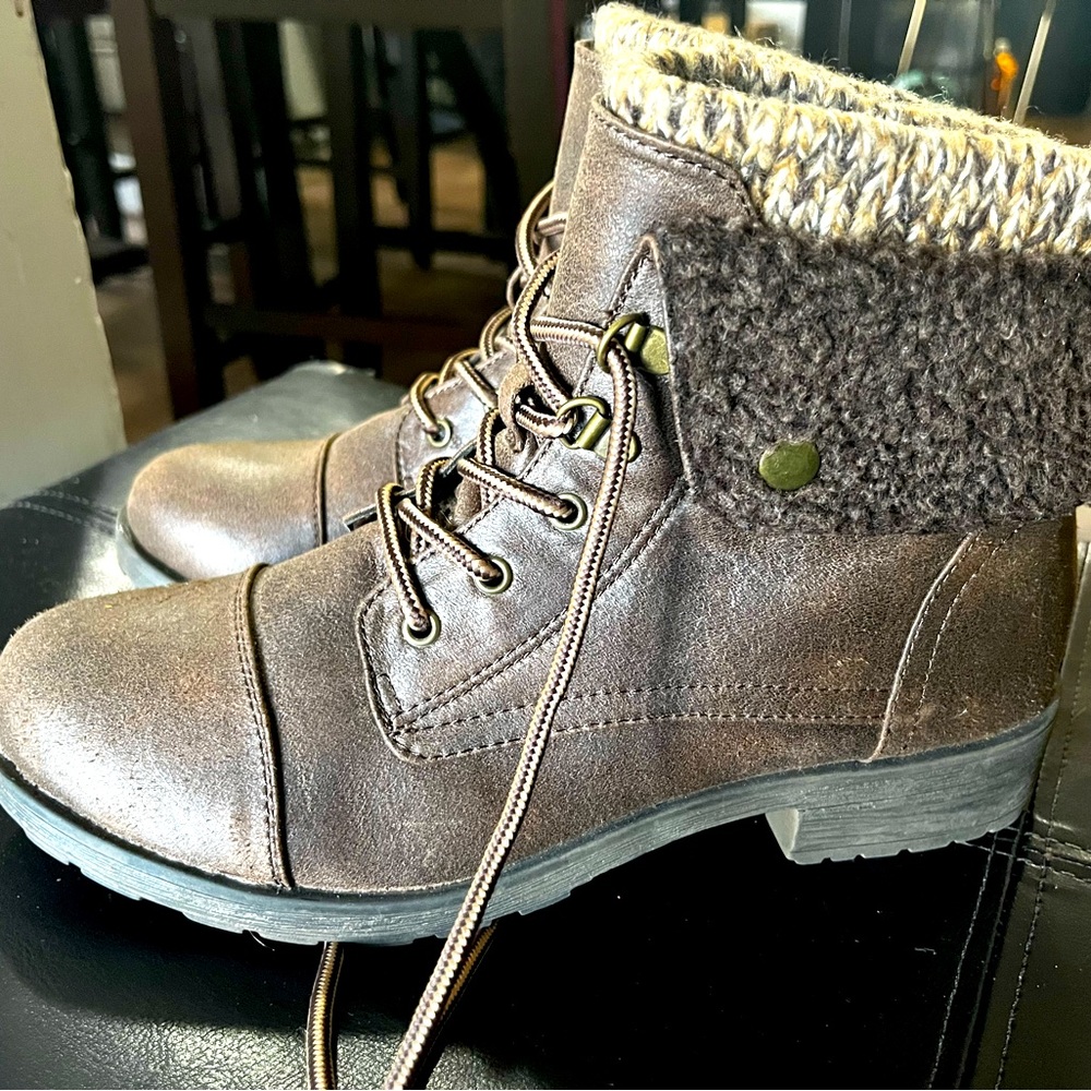 White Mountain woman’s boots size 9m. Brand new!